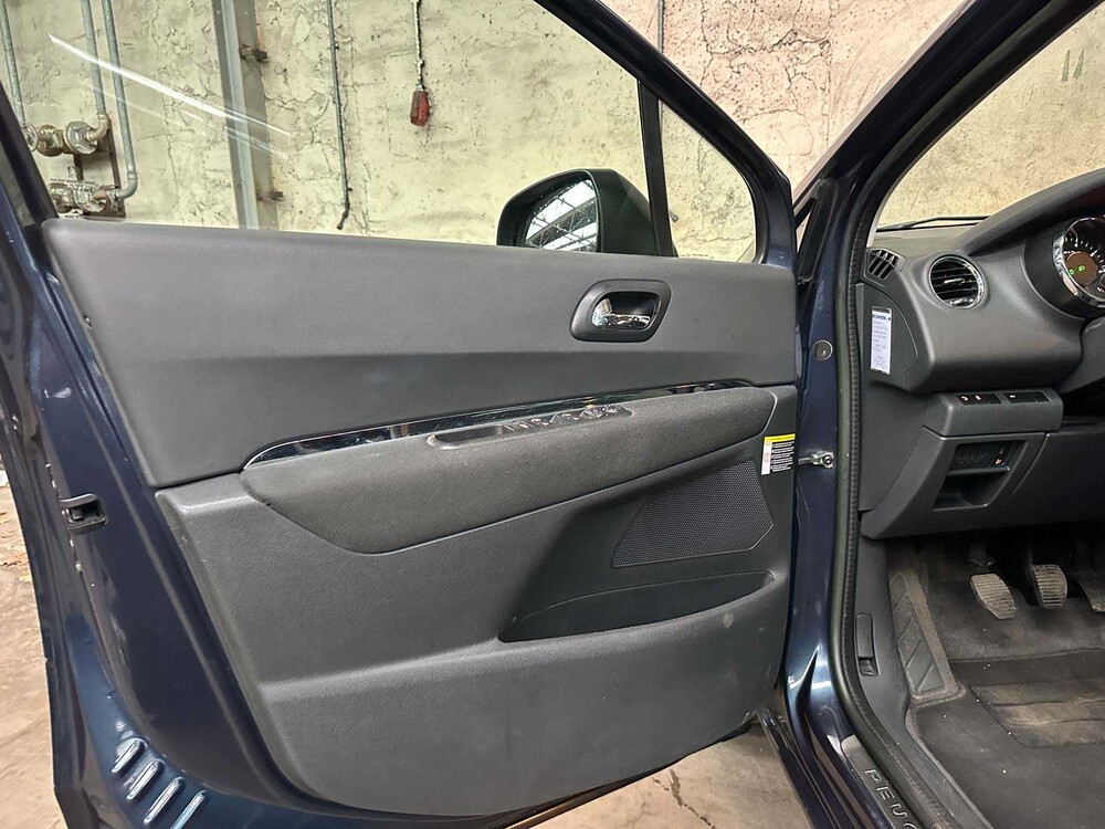 Peugeot 5008 1,6 THP Style 7p. 154 PS 2013, 3-KPS-24