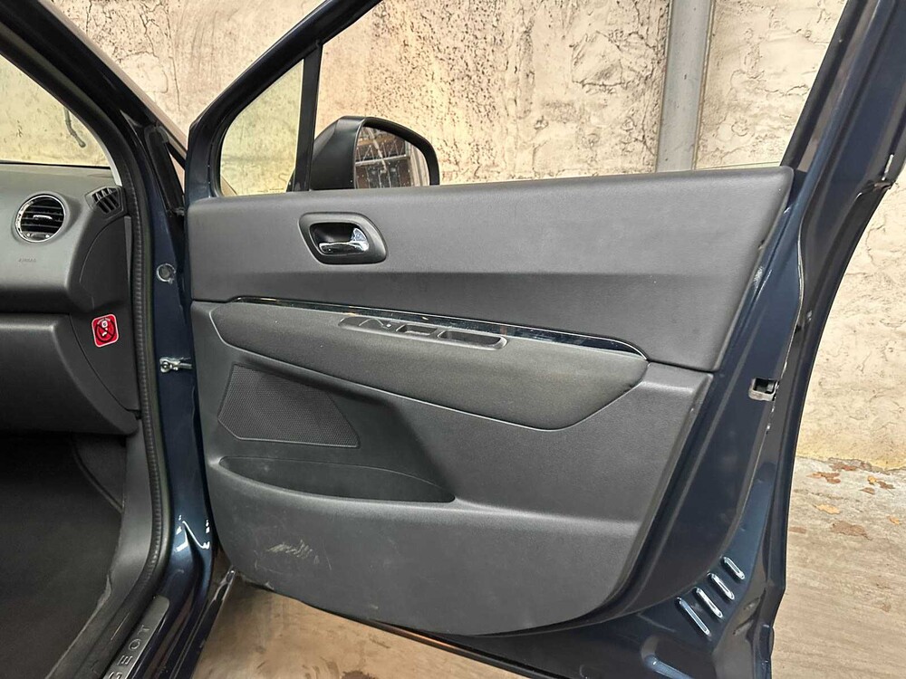 Peugeot 5008 1,6 THP Style 7p. 154 PS 2013, 3-KPS-24