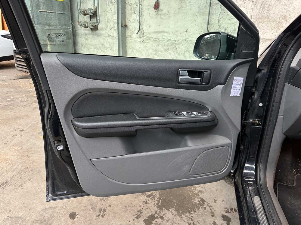 Ford Focus Kombi 1.8 Limited Flex.F. 123 PS 2011, 96-NZR-8