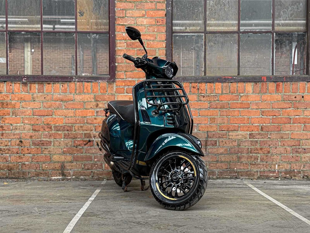 Piaggio Vespa Sprint 4T Sport 80cc (CUSTOM) -AKRAPOVIC- 2014 Roller, F-277-ZH