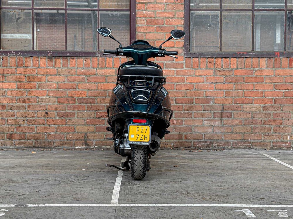 Piaggio Vespa Sprint 4T Sport 80cc (CUSTOM) -AKRAPOVIC- 2014 Roller, F-277-ZH