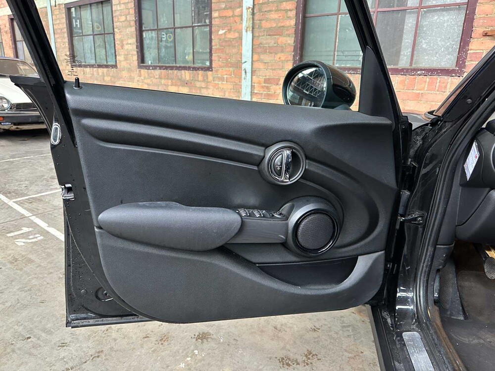 Mini Cooper 1.5 Business 136pk 2016 (Origineel-NL), KR-270-J