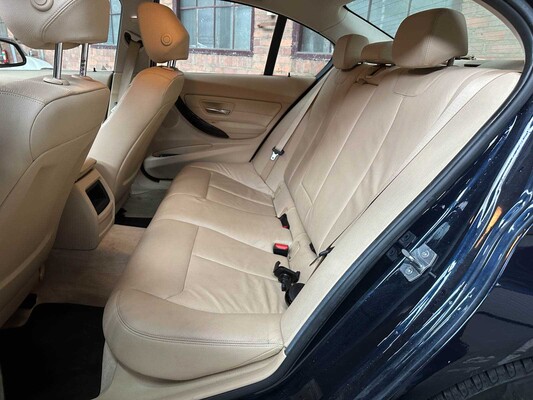 BMW 320i EfficientDynamics Edition Upgrade Edition 170pk 2013 (Origineel-NL) 3-serie, 1-SLL-03