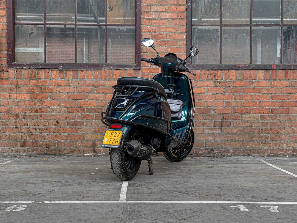 Piaggio Vespa Sprint 4T Sport 80cc (CUSTOM) -AKRAPOVIC- 2014 Scooter, F-277-ZH