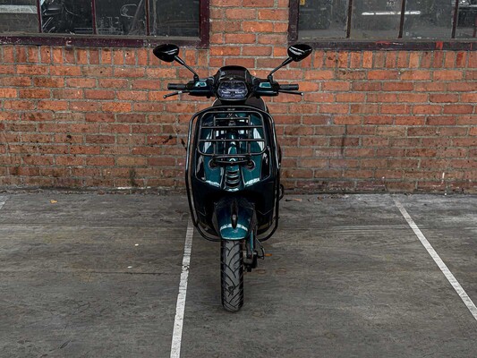 Piaggio Vespa Sprint 4T Sport 80cc (CUSTOM) -AKRAPOVIC- 2014 Scooter, F-277-ZH