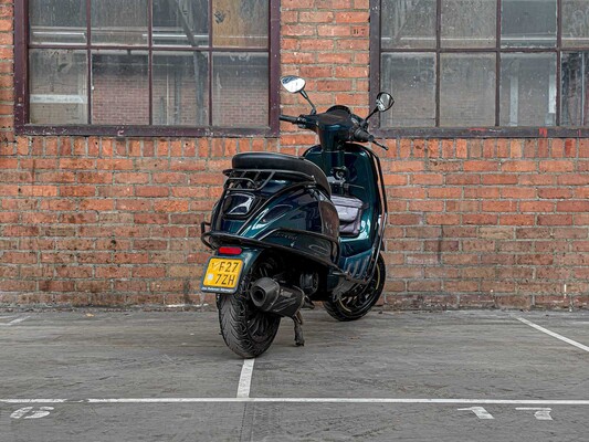 Piaggio Vespa Sprint 4T Sport 80cc (CUSTOM) -AKRAPOVIC- 2014 Scooter, F-277-ZH