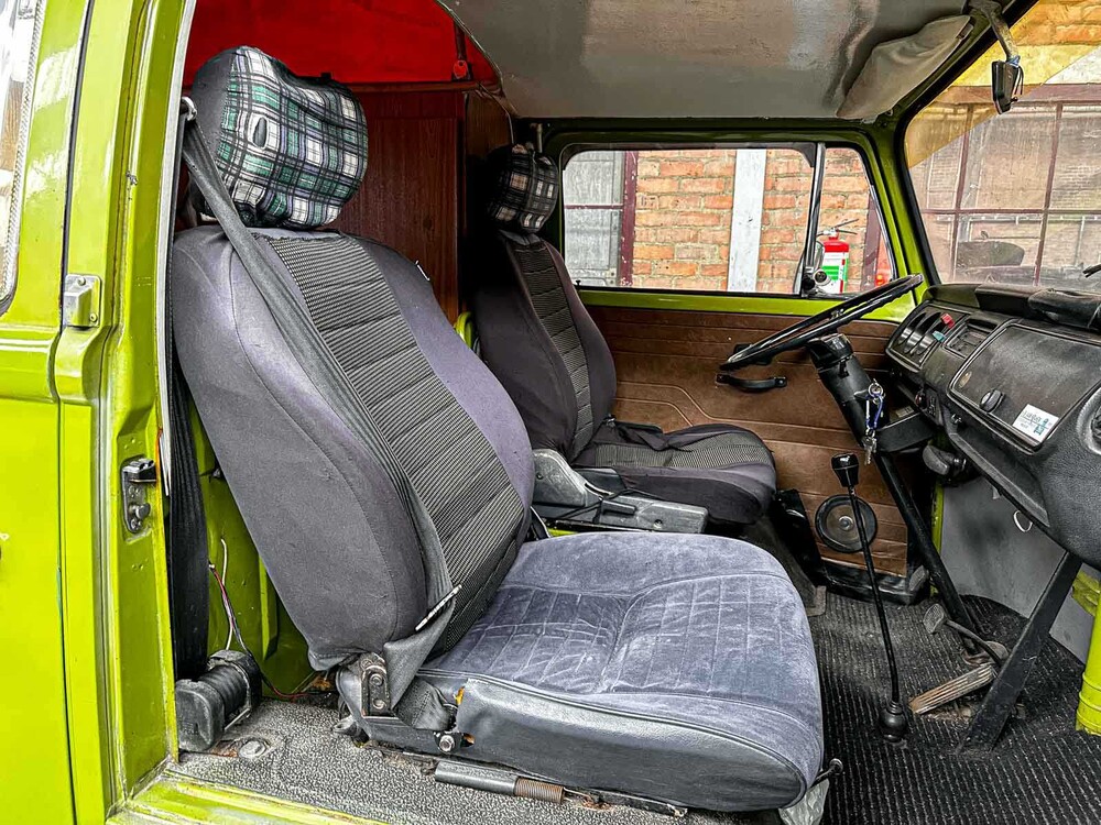 Volkswagen 23 Kampeerauto 1977, 00-SL-64 Camper