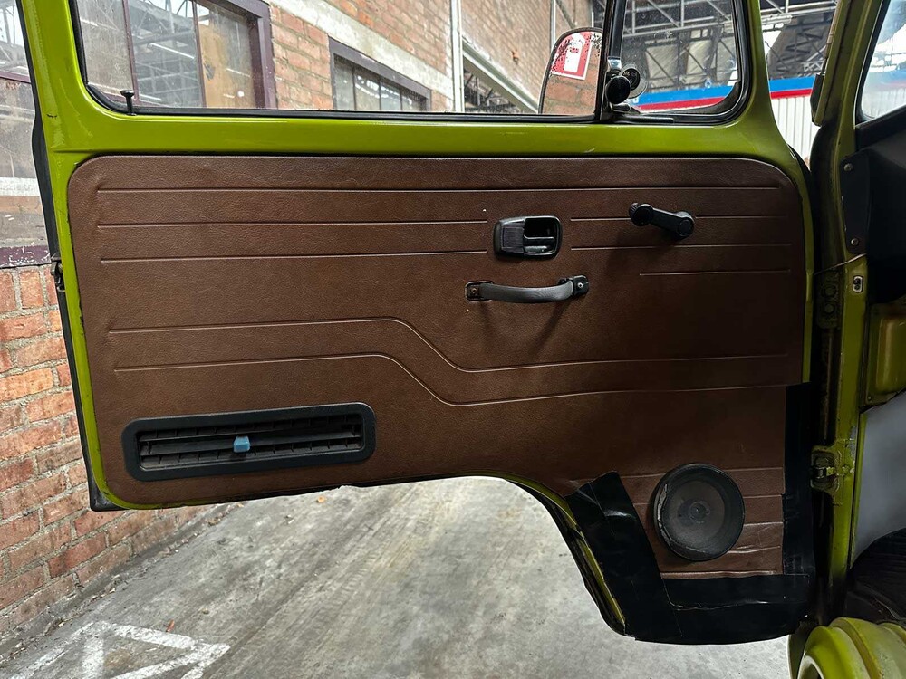 Volkswagen 23 Kampeerauto 1977, 00-SL-64 Camper