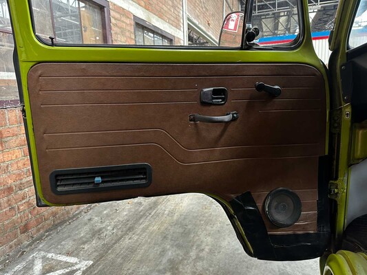 Volkswagen 23 Kampeerauto 1977, 00-SL-64 Camper