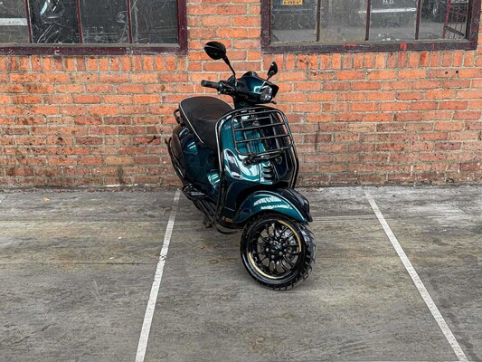 Piaggio Vespa Sprint 4T Sport 80cc (CUSTOM) -AKRAPOVIC- 2014 Scooter, F-277-ZH