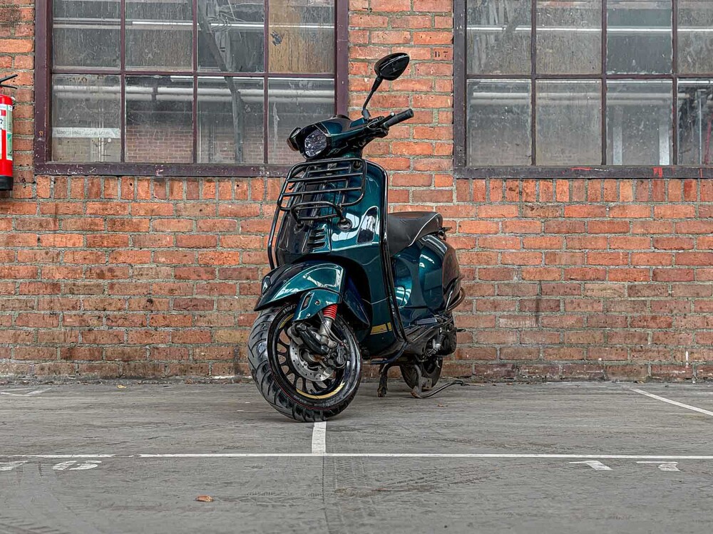 Piaggio Vespa Sprint 4T Sport 80cc (CUSTOM) -AKRAPOVIC- 2014 Scooter, F-277-ZH
