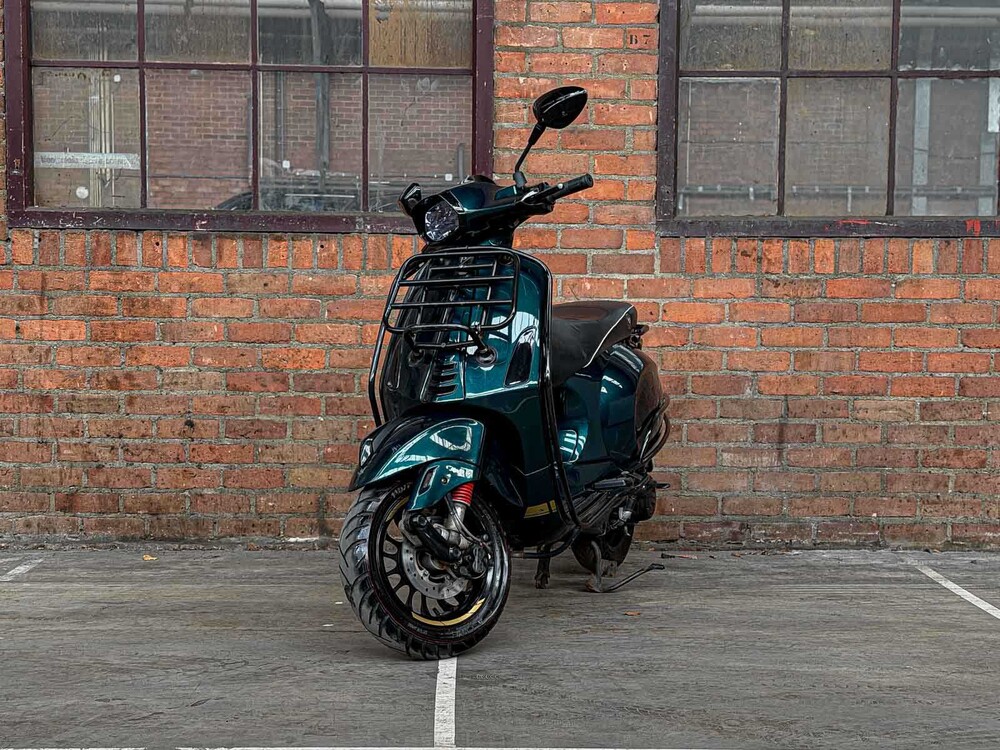 Piaggio Vespa Sprint 4T Sport 80cc (CUSTOM) -AKRAPOVIC- 2014 Scooter, F-277-ZH