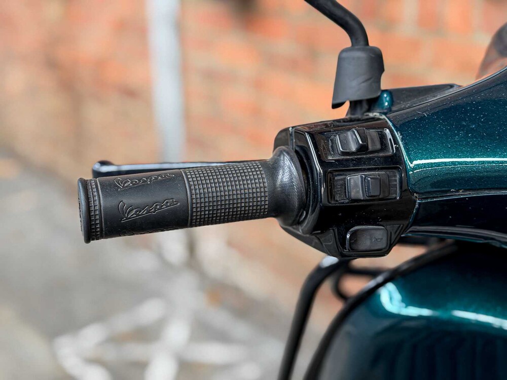 Piaggio Vespa Sprint 4T Sport 80cc (CUSTOM) -AKRAPOVIC- 2014 Scooter, F-277-ZH