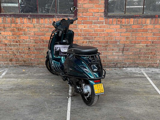 Piaggio Vespa Sprint 4T Sport 80cc (CUSTOM) -AKRAPOVIC- 2014 Scooter, F-277-ZH