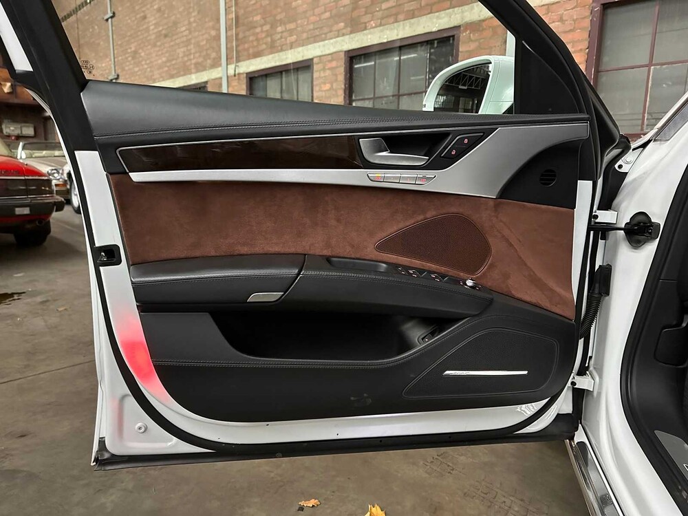 Audi A8 4.2 FSI V8 Quattro 372pk 2011