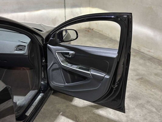 Volvo V60 2.4 D6 AWD Plug-In Hybrid Summum 215pk 2013 (Origineel-NL), 6-SVN-43