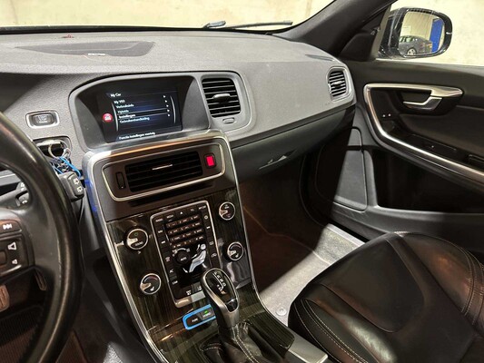 Volvo V60 2.4 D6 AWD Plug-In Hybrid Summum 215pk 2013 (Origineel-NL), 6-SVN-43