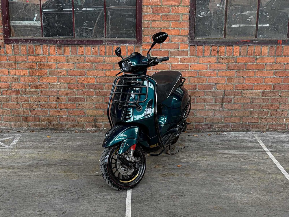 Piaggio Vespa Sprint 4T Sport 80cc (CUSTOM) -AKRAPOVIC- 2014 Scooter, F-277-ZH