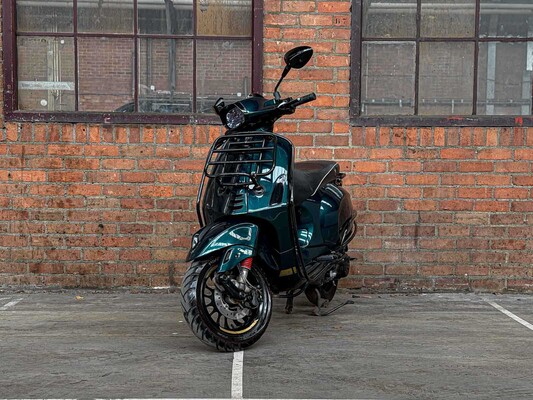 Piaggio Vespa Sprint 4T Sport 80cc (CUSTOM) -AKRAPOVIC- 2014 Scooter, F-277-ZH