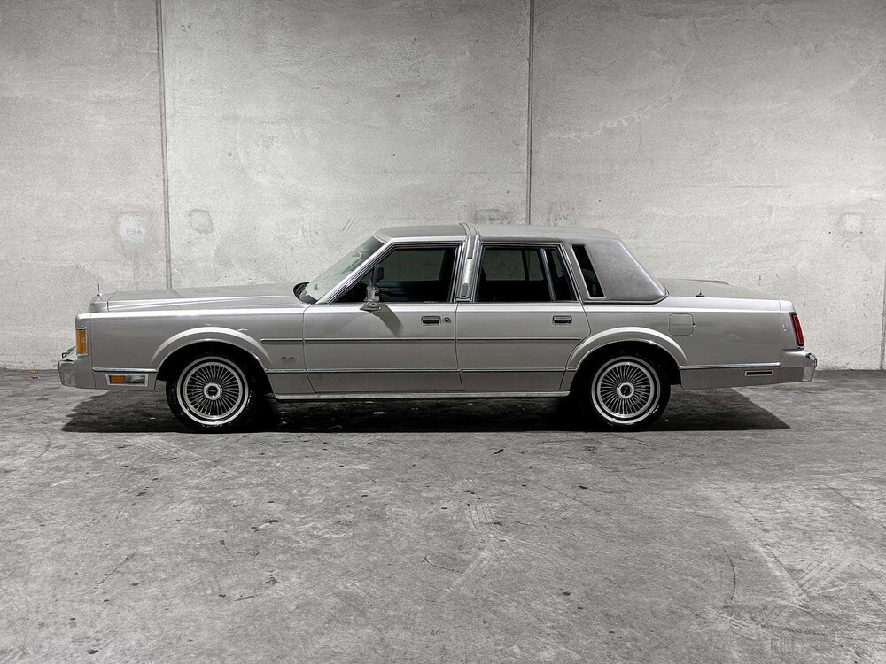 Lincoln Town Car 4.9 V8 Signature SD 160hp 1989, K-946-BX