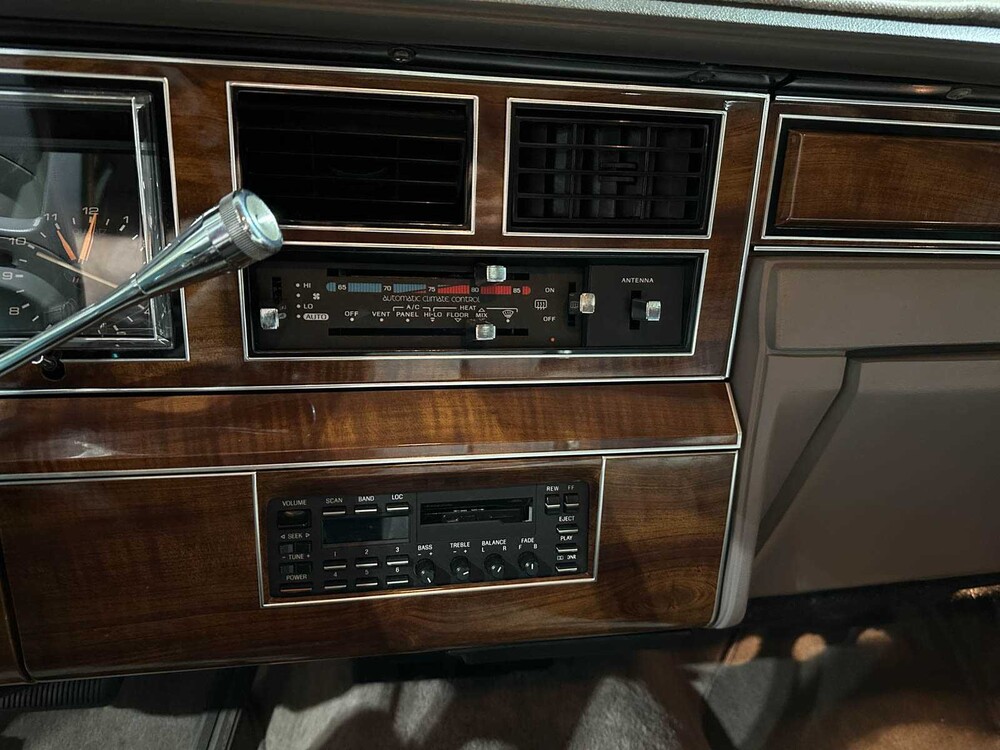 Lincoln Town Car 4.9 V8 Signature SD 160hp 1989, K-946-BX