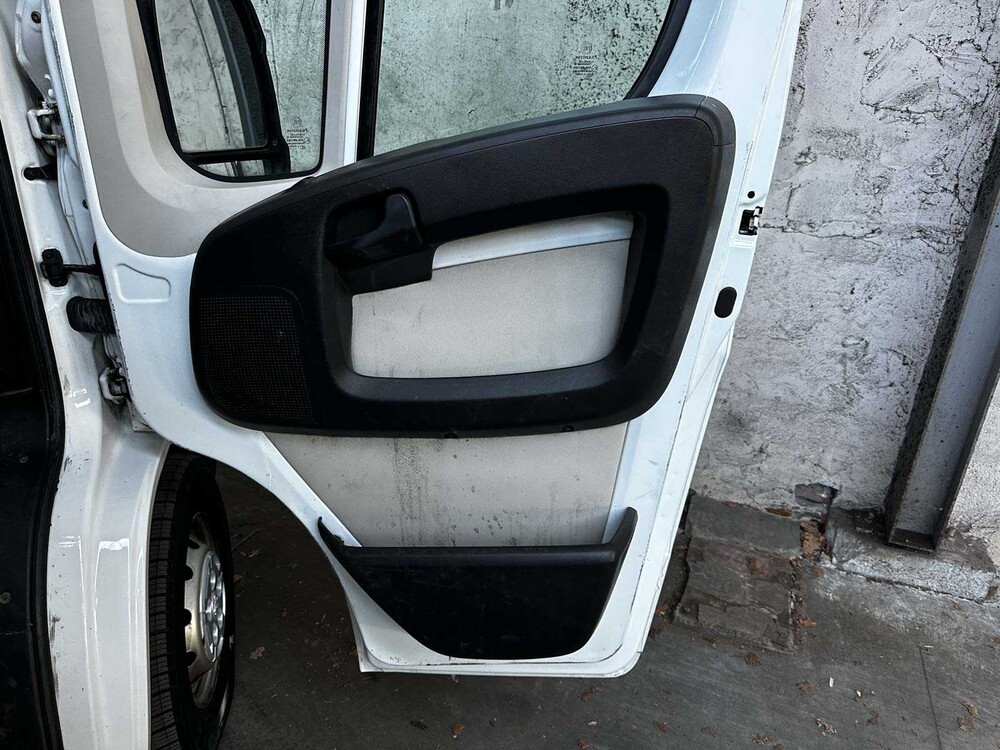 Peugeot Boxer 335 2.2 HDI L3H2 XR 150pk 2016 7-Persoons Bedrijfswagen, V-584-GT