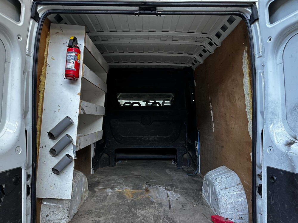 Peugeot Boxer 335 2.2 HDI L3H2 XR 150pk 2016 7-Persoons Bedrijfswagen, V-584-GT