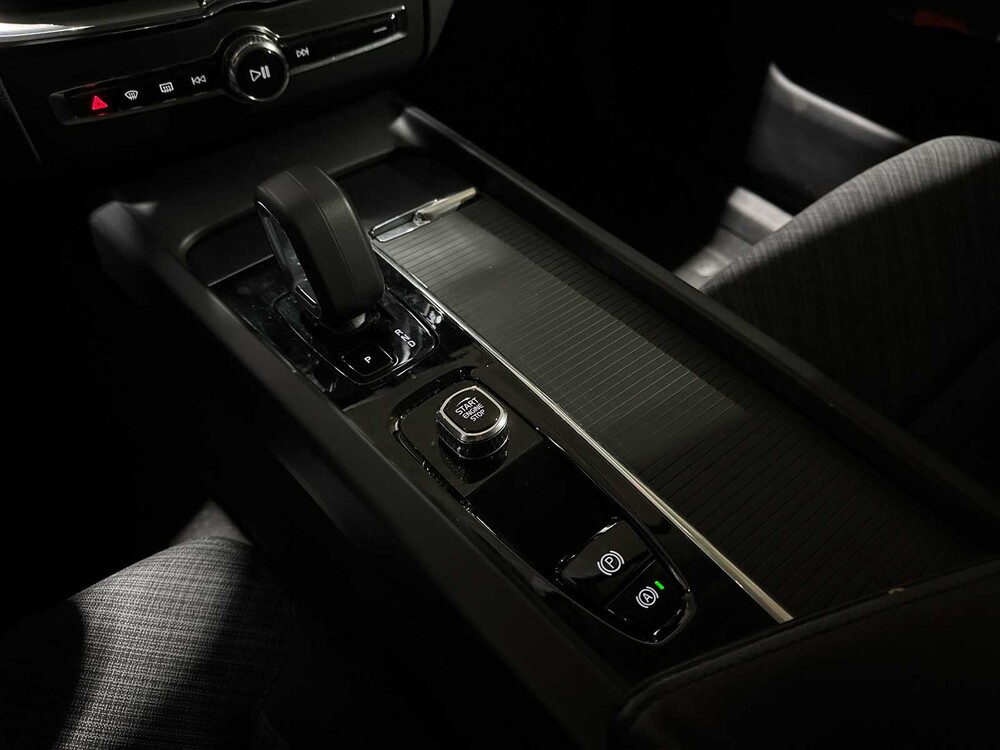 Volvo XC60 2.0 T6 Plug-in hybrid AWD Core Bright 253pk 2027 (Origineel-NL+1e eigenaar), S-190-RP