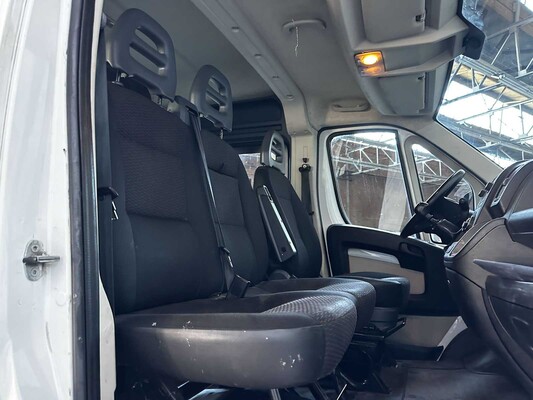 Peugeot Boxer 335 2.2 HDI L3H2 XR 150pk 2016 7-Persoons Bedrijfswagen, V-584-GT