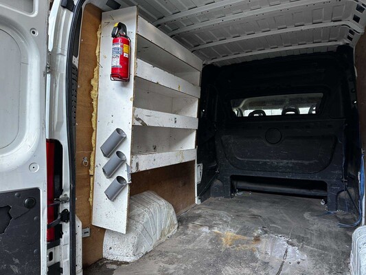 Peugeot Boxer 335 2.2 HDI L3H2 XR 150pk 2016 7-Persoons Bedrijfswagen, V-584-GT