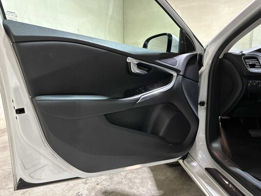 Volvo V40 2.0 D3 Summum 148pk 2012, L-445-XL