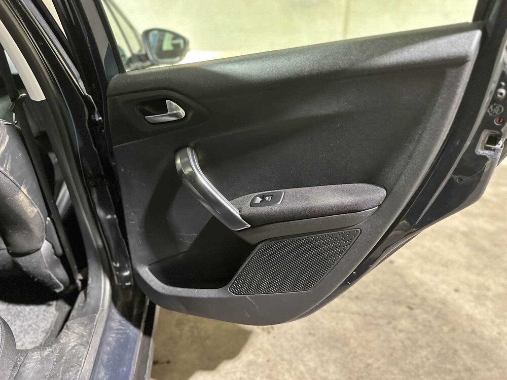 Peugeot 2008 1,2 PureTech Allure 110 PS 2018 (Original-NL), RL-527-Z