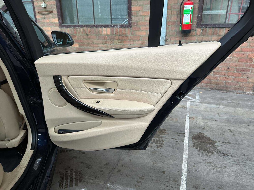 BMW 320i EfficientDynamics Edition Upgrade Edition 170pk 2013 (Origineel-NL) 3-serie, 1-SLL-03