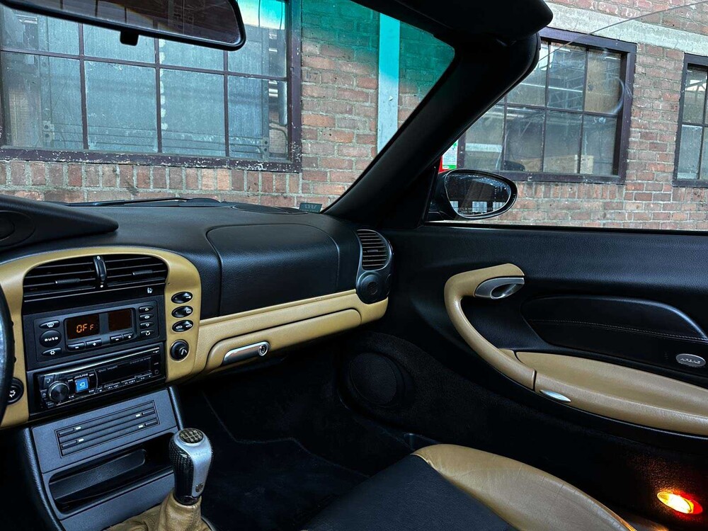 Porsche 911 Carrera Cabriolet 3.6 996 320pk 2004 HANDGESCHAKELD -Youngtimer-