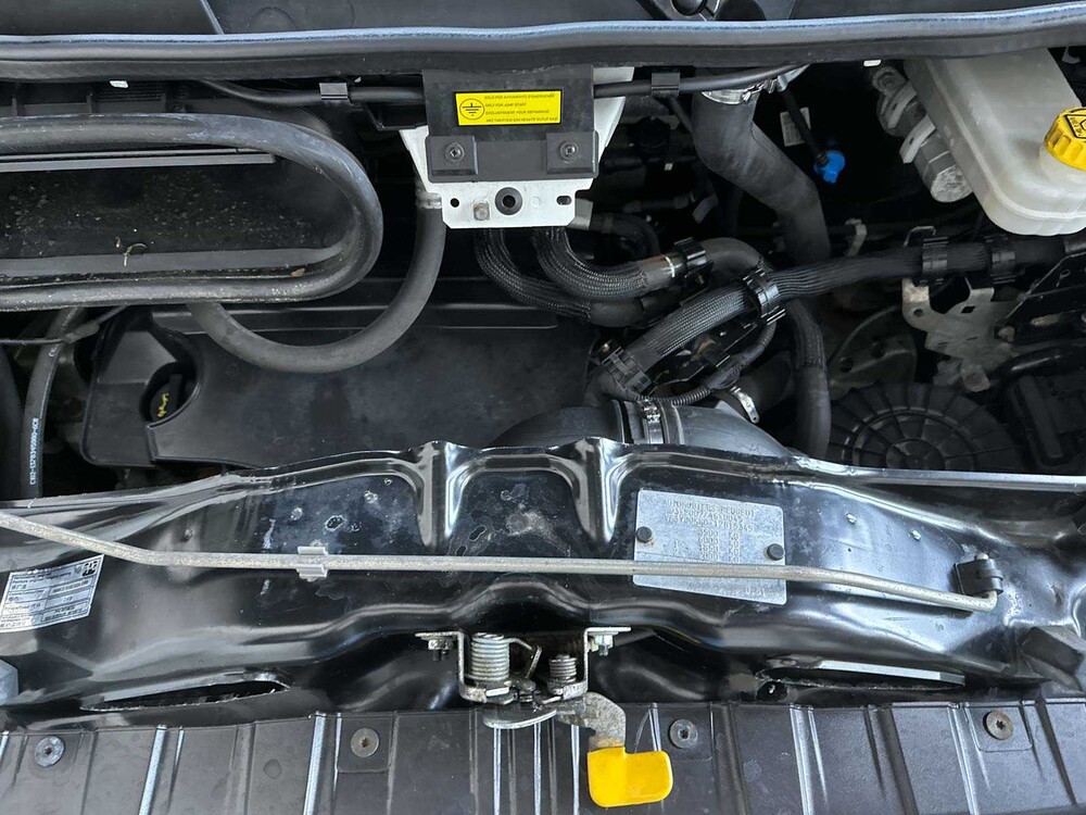 Peugeot Boxer 335 2.2 HDI L3H2 XR DC 6-Persoons 150pk 2016 Bedrijfswagen, V-165-GX