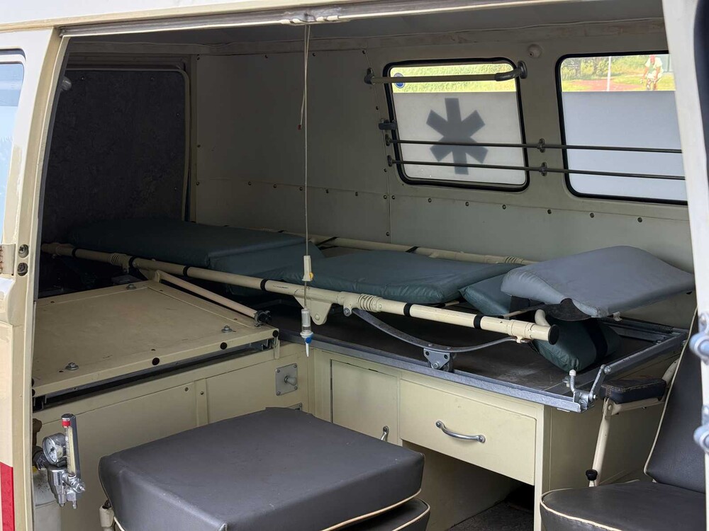 Volkswagen T1 Ambulance Transporter 1500-27 1965, BE-02-41