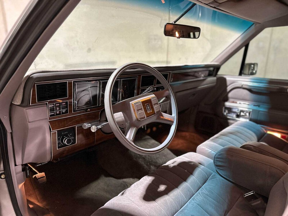 Lincoln Town Car 4.9 V8 Signature SD 160pk 1989, K-946-BX