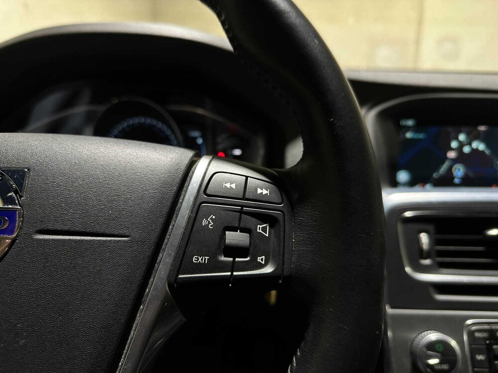 Volvo V60 2,4 D5 Doppelmotor Special Edition 163 PS 2015, NH-759-L