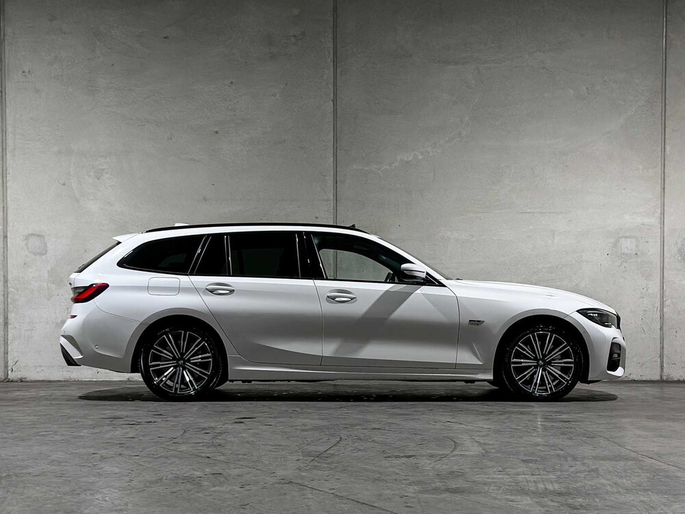 BMW 320e Touring Business Edition Plus M-Sport 204pk 2022 (Origineel-NL + 1e Eigenaar) 3-Serie, P-991-JH