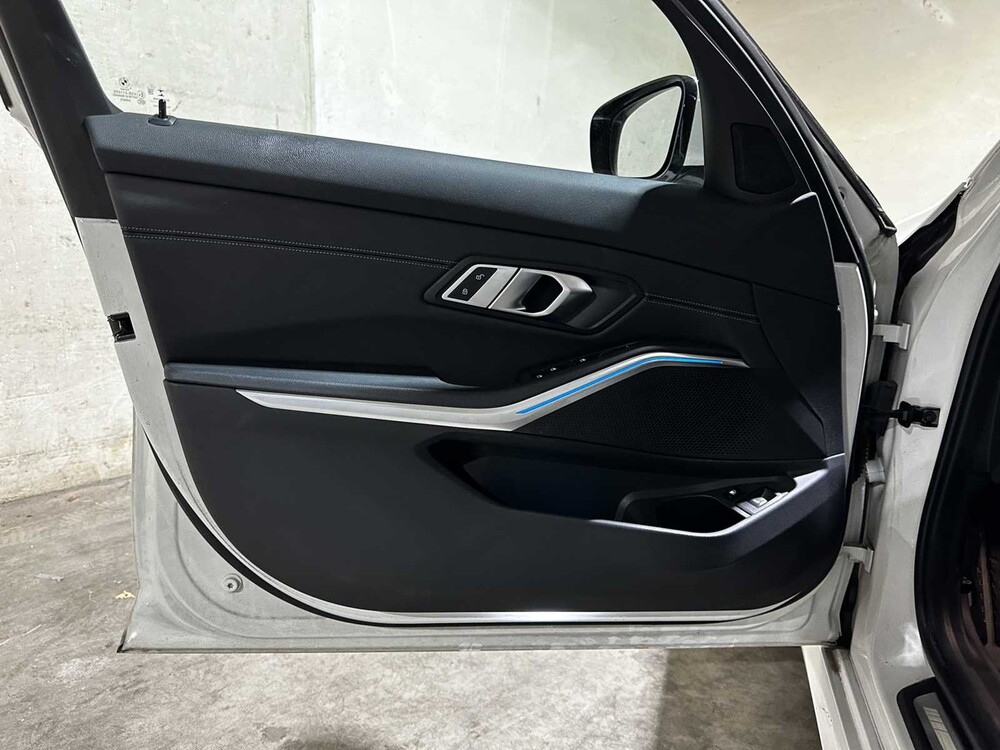 BMW 320e Touring Business Edition Plus M-Sport 204pk 2022 (Origineel-NL + 1e Eigenaar) 3-Serie, P-991-JH