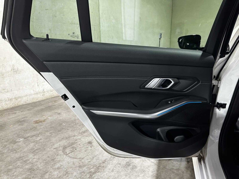 BMW 320e Touring Business Edition Plus M-Sport 204pk 2022 (Origineel-NL + 1e Eigenaar) 3-Serie, P-991-JH