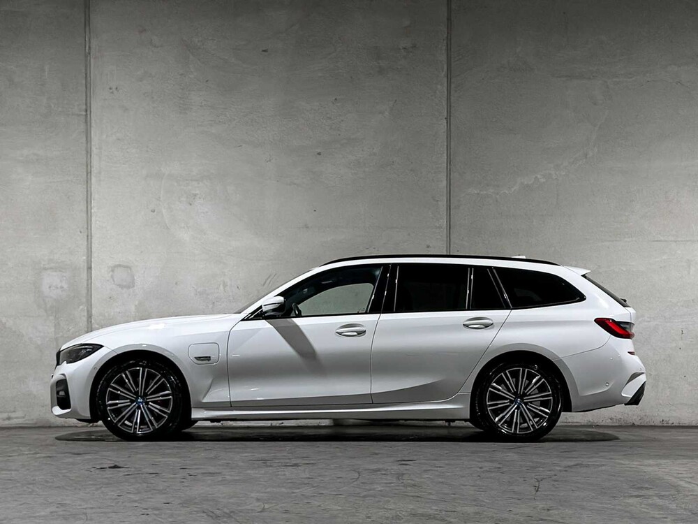 BMW 320e Touring Business Edition Plus M-Sport 204pk 2022 (Origineel-NL + 1e Eigenaar) 3-Serie, P-991-JH