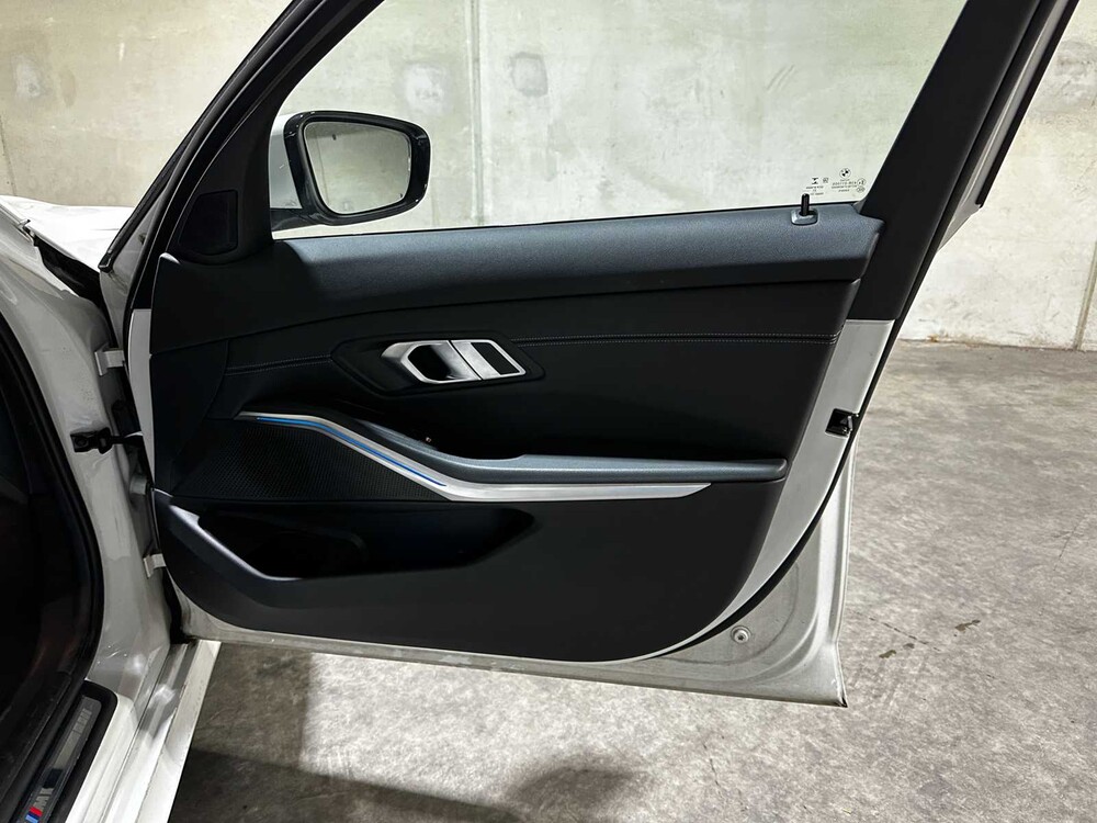 BMW 320e Touring Business Edition Plus M-Sport 204pk 2022 (Origineel-NL + 1e Eigenaar) 3-Serie, P-991-JH