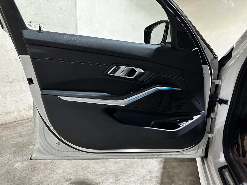 BMW 320e Touring Business Edition Plus M-Sport 204pk 2022 (Origineel-NL + 1e Eigenaar) 3-Serie, P-991-JH