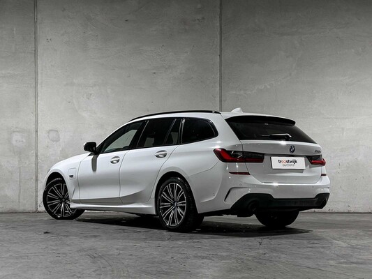 BMW 320e Touring Business Edition Plus M-Sport 204pk 2022 (Origineel-NL + 1e Eigenaar) 3-Serie, P-991-JH
