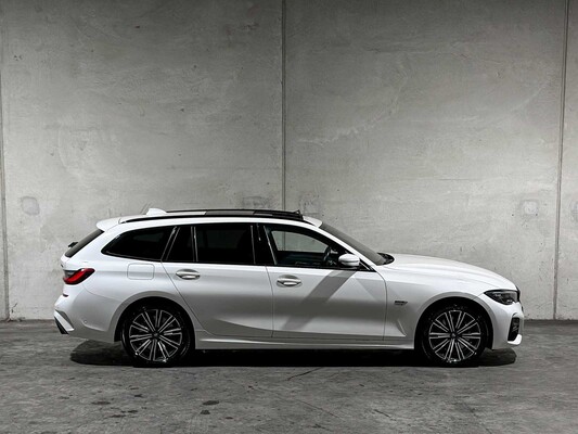 BMW 320e Touring Business Edition Plus M-Sport 204pk 2022 (Origineel-NL + 1e Eigenaar) 3-Serie, P-991-JH