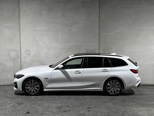 BMW 320e Touring Business Edition Plus M-Sport 204pk 2022 (Origineel-NL + 1e Eigenaar) 3-Serie, P-991-JH