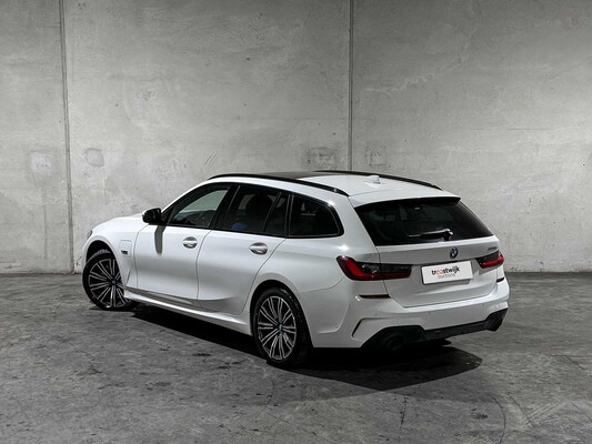 BMW 320e Touring Business Edition Plus M-Sport 204pk 2022 (Origineel-NL + 1e Eigenaar) 3-Serie, P-991-JH