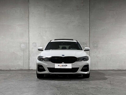 BMW 320e Touring Business Edition Plus M-Sport 204pk 2022 (Origineel-NL + 1e Eigenaar) 3-Serie, P-991-JH