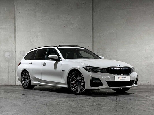 BMW 320e Touring Business Edition Plus M-Sport 204pk 2022 (Origineel-NL + 1e Eigenaar) 3-Serie, P-991-JH
